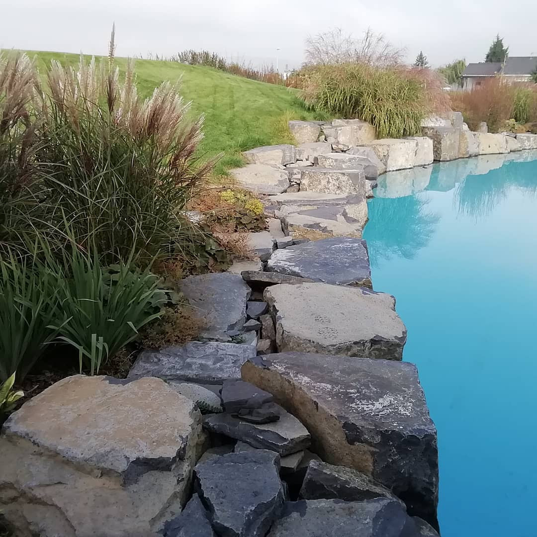 Designový bazén s kameny a hlubinou