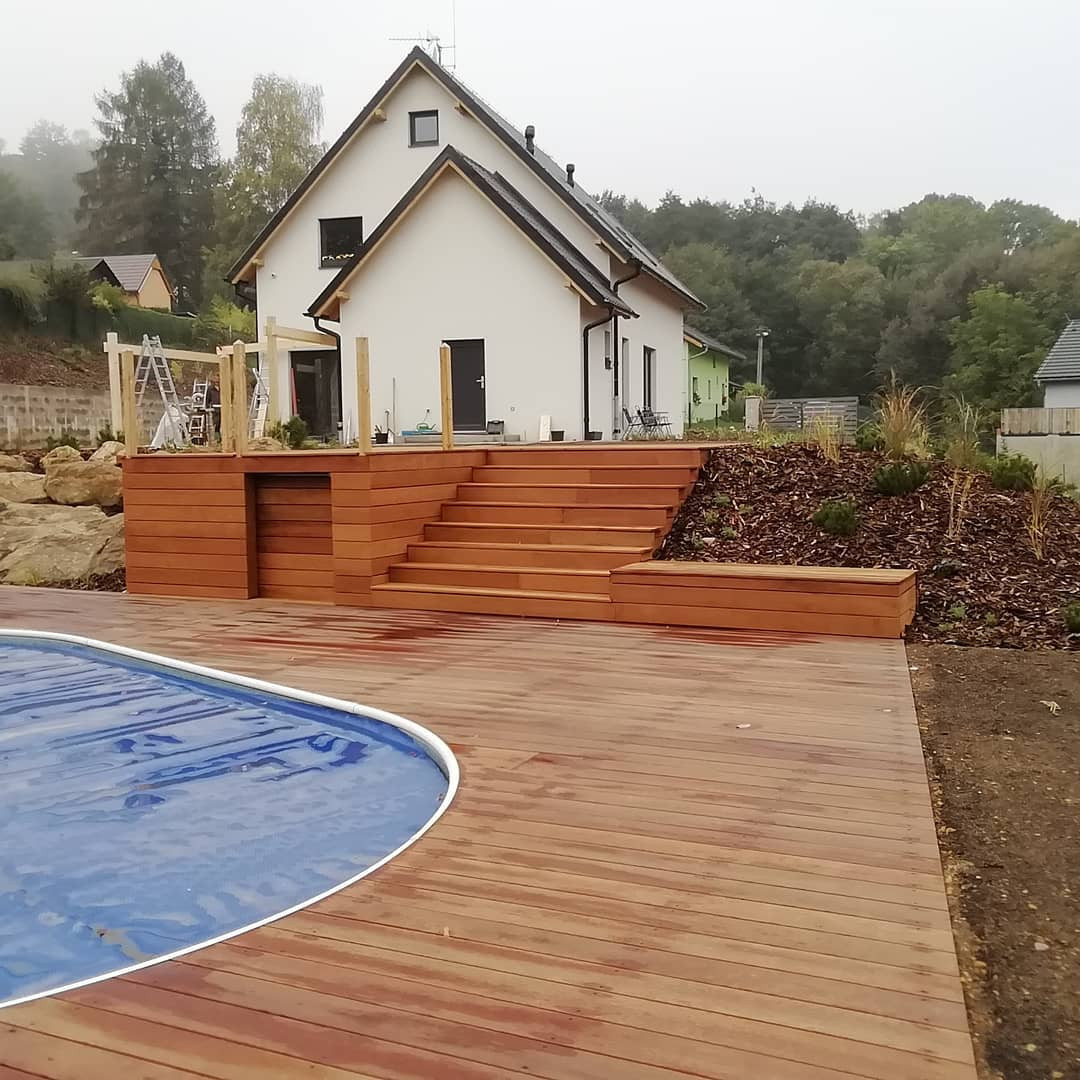 Terasa z tropického dřeva, pobytová lavička u bazénu, domek na bazénovou  technologii