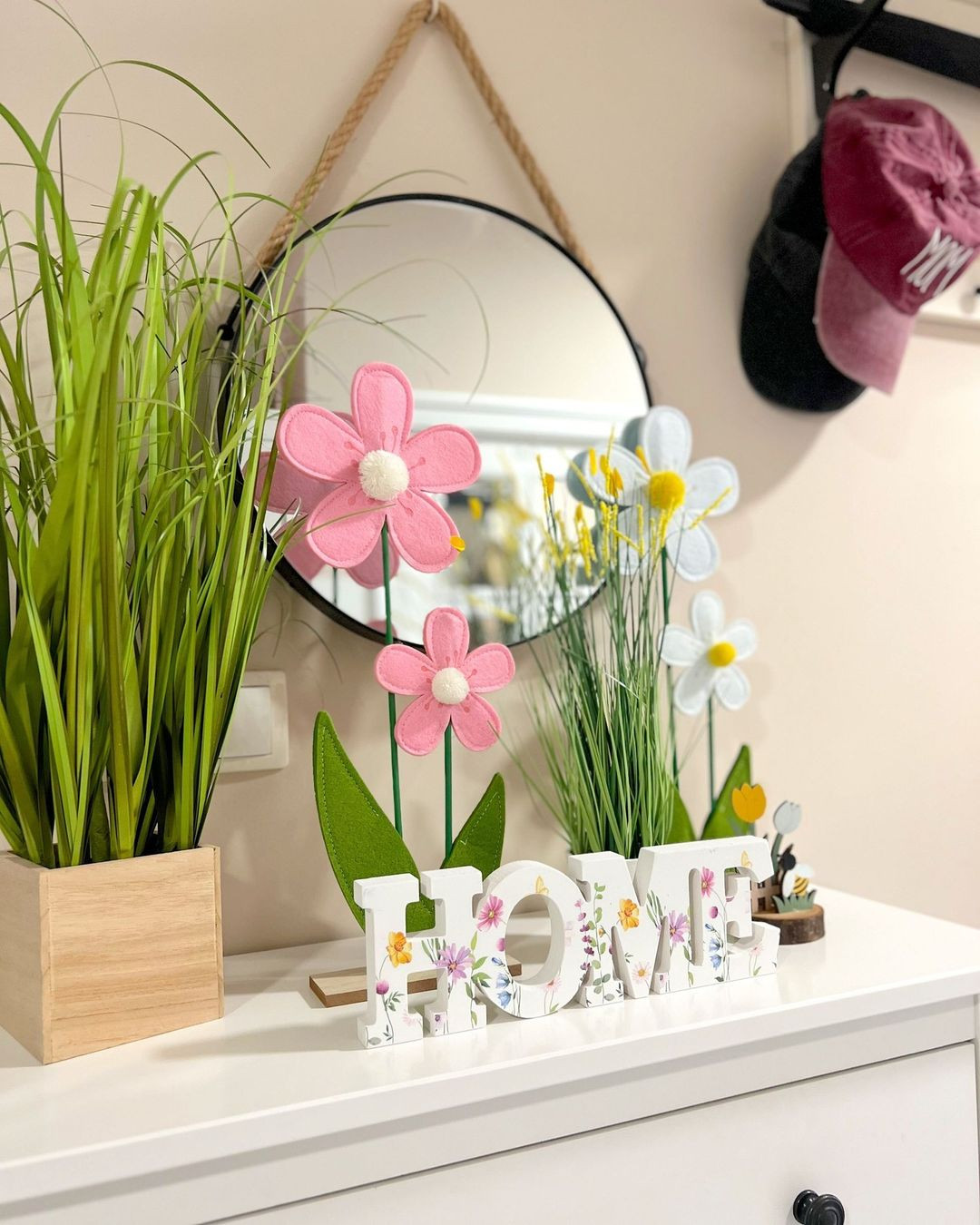 Inspirujte se jarní výzdobou bloggerky Ledy. 🌺⁣
⁣
Nápis HOME - 79,-⁣
Umělá tráva - 249,-⁣
Dekorativní plstěný květ - 99,-⁣
Umělá tráva s květináčem - 99,-⁣
⁣
Foto @ledaboss⁣
⁣
#kikcz #home #dekorace #deko #homedekor #kikdeko