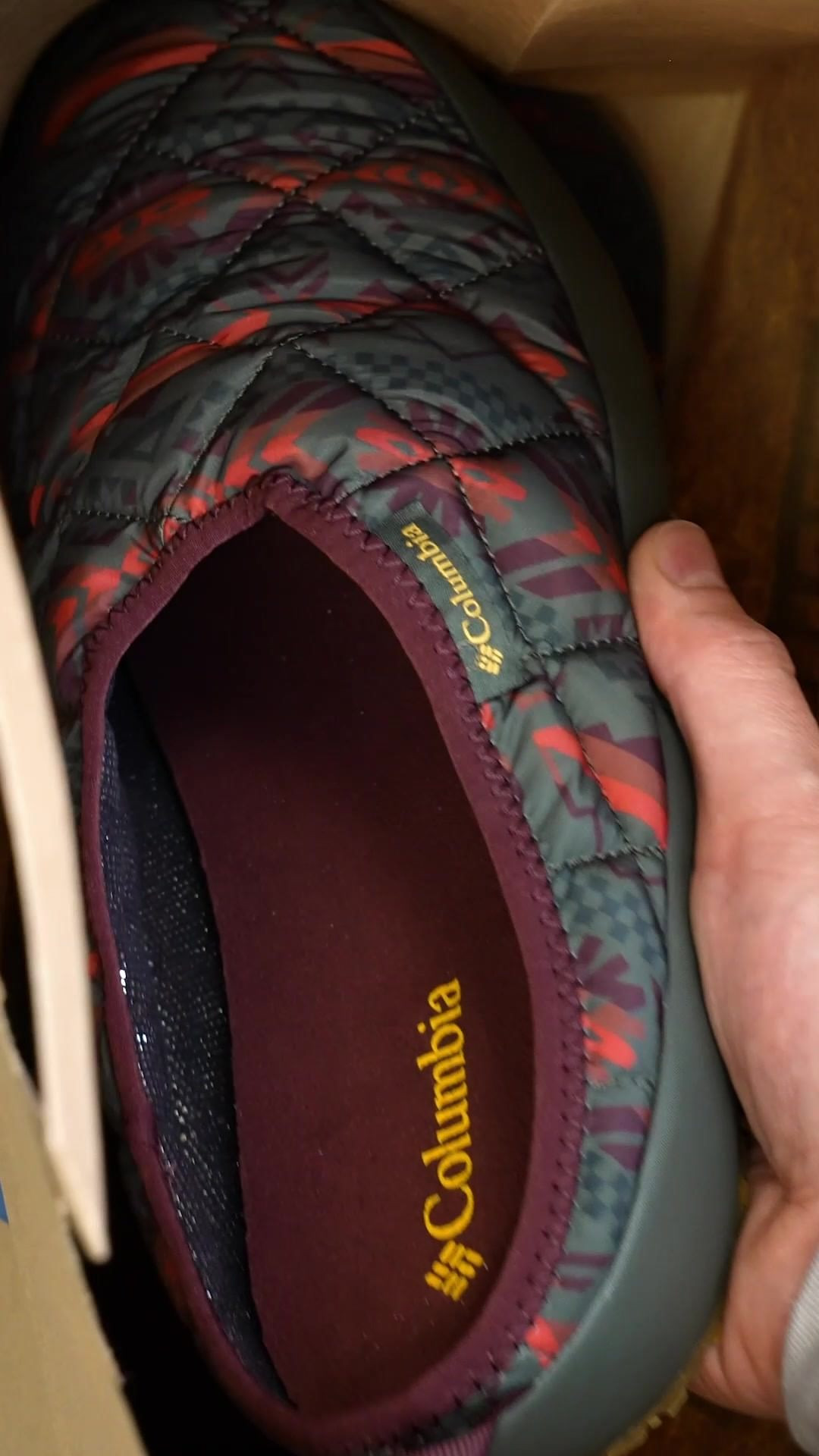 Tyhle papuče jsou fakt střely 💥 – teplé, pohodlné a ten design? Tak ten fakt můžeme. 💁‍♂️ 

#Columbia #papuce