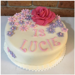 Něco pro mladé slečny.🎀💕 #cukrarnapusinka #benesovnadploucnici #cukrarna #cake #cakes #cakegram #cakedecorating #cakery #cakephotography #marzipan #marcipan #pink #pinkcake #sweet #sweets #sweetshop #pastry #birthday #birthdaycake