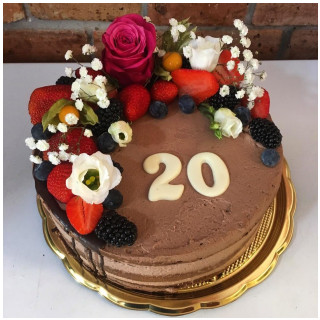 Čokoláda a ovoce nejsou nikdy špatná volba.😊#benesovnadploucnici #cukrarnapusinka #cake #cakestyle #cakedecorating #chocolatecake #chocolate #fruit #flowers #flowercake #sweet #sweetfood #cakeideas
