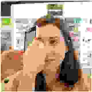 Zaujalo vás to? Myslela jsem si, že svou pleť už po těch letech znám, ale stejně jsem byla překvapená, že má pořád málo hydratace. Navíc jsme se s paní konzultantkou bavily třeba o tom, že si musím dát pozor, abych nezapomínala během dne obnovovat SPF. Nestačí ho nanést jen ráno, abyste byli celý den chráněni. Třeba SPF50 by se mělo reaplikovat co dvě hodiny (pokud nosíte makeup, ideálně poslouží produkty ve spreji).
Každopádně jsem si odnesla spoustu rad a tipů, takže pokud byste chtěli tu konzultaci zkusit taky, tak neváhejte. A určitě stojí za to si to po čase zopakovat, abyste si ověřili, jak se ty změny a produkty, které vám na konzultaci doporučili, na vaší pleti projevily.

#spoluprace #drmax #drmaxlekarna #myslinasebe @drmaxlekarna