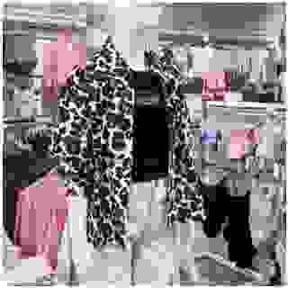 🐆 Für kleine Trendsetter: Bluse, Shorts und Kleid mit Leomuster sind echte Hingucker! Gefällt Dir das Outfit? 😎💖	⁣
⁣
Hemd Leo: 82341301000806
Cargohose: 82285291000104
Top schwarz: 82294561000607
Cap: 82310791030303
Shorts Leo: 82340431000809
Musselin Bluse: 82305251010704
Kleid Leo: 82342081010801
T-Shirt pink: 82288501020701
Jacke: 82296641000606
Jeansshorts: 82339441000701

#takkofashion #kidsfashion #leolook