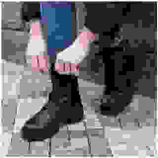 Malé detaily dělají velké zázraky a u této šněrovací obuvi od Catwalk jsme si tím jisti hned na první pohled! Nenápadná třpytivá přezka je maličkostí, díky níž budete zaručeně zářit, bez ohledu na počasí… ✨

🛒 www.deichmann.com/cs-cz/p/4943
🔎 Catwalk | 11119648

#boots #kozacky #shinyboots #shoelovers #dnesobouvam #dnesnosim #nakupujteonline #deichmanncz