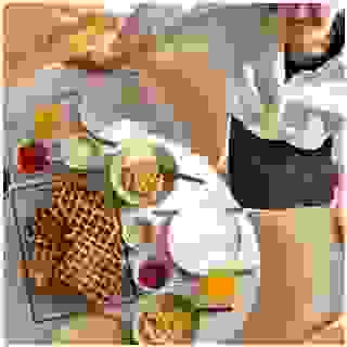 Chystám brunch ✨| jako překvapení pro manžela 🥰

Ráno jsem vyrazila do @billa_cz nakoupit poslední čerstvé suroviny, které mi na brunch chyběly. Zeleninu na slanou verzi, ovoce na sladkou a pomeranče na fresh.🍊 Doma jsem se pak hned pustila do přípravy brunchového menu.🙏🏻

1. Míchaná vajíčka s Alto Adigo speckem, celozrnné tacos, guacamole,
2. banánovo-čokoládové vafle s malinami, borůvkami a řeckým jogurtem,
3. čerstvá pomerančová šťáva.

Budu ráda, když se necháte inspirovat a připravíte pro sebe, anebo pro kohokoliv, komu chcete říct, že vám na něm záleží, podobný brunch.😍

*spolupráce s @billa_cz 💛

#brunch #snidane #rodina #dnesjim #dnesjem #sobota #nedele #vikend